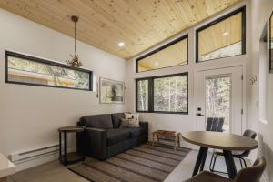 Χώρος καθιστικού στο Bow & Arrow Creekside Sauna Cold Plunge +24 φωτογραφίες