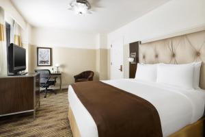 a hotel room with a bed and a desk at New Yorker by Lotte Hotels in New York +51 photos