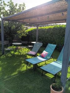 a group of chairs and a table in a yard at L'Annexe in Saint-Martin-de-Valgalgues