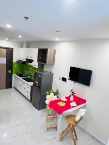 cocina con mesa y mantel rojo en AN HOME Studio full - netflix - Self check in 0901, en Long Bình