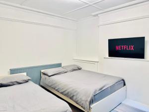 Postel nebo postele na pokoji v ubytování The Prestige Suite - London