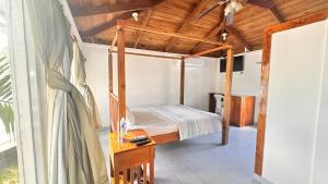 Postel nebo postele na pokoji v ubytování Las Palmas Cabins