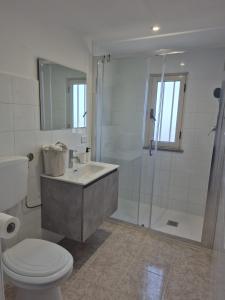 une salle de bain avec une douche, des toilettes et un lavabo dans l'établissement Belvedere di Ciro', à Cirò