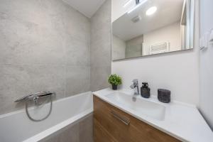 Koupelna v ubytování Medená Luxe Residence - 2BR Old Town & Bratislava + 12 fotografií