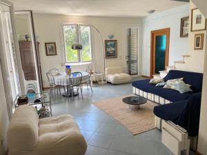 a living room with a couch and a table at Oasi Blu in Marina di Pietrasanta