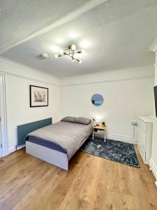 Postel nebo postele na pokoji v ubytování The Prestige Suite - London