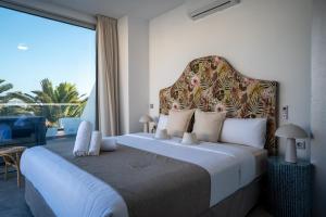 Postel nebo postele na pokoji v ubytování Sabbia Suites Infinity + 50 fotografií