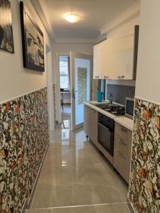 Η κουζίνα ή μικρή κουζίνα στο La bella napoli house casa vacanze con 3 camere da letto +32 φωτογραφίες