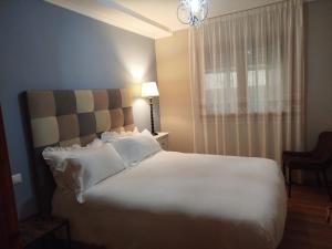 A bed or beds in a room at L'arome de Ainsa