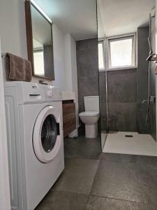 Koupelna v ubytování Cosy 2-Bedroom Apartment, 10 Minutes from the Beach