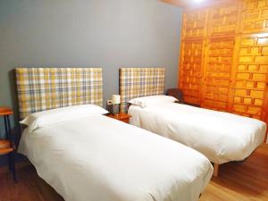 A bed or beds in a room at L'arome de Ainsa