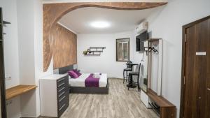 une petite chambre avec un lit et un bureau dans l'établissement Casa Brava, à Alicante