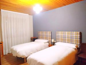 A bed or beds in a room at L'arome de Ainsa