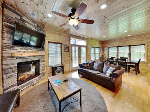 Una sala de estar con un sofá y una chimenea. en Smoky Haven, en Gatlinburg