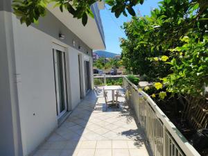 un patio con tavolo e sedie su un balcone di Aristotelis Apartments a Limenaria