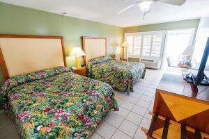 ein Hotelzimmer mit zwei Betten und einem Fernseher in der Unterkunft Pirate's Cove Resort and Marina - Stuart in Stuart + 15 Fotos