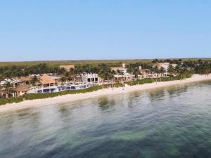 una vista aérea de una playa con casas y agua en Paraiso de la Bonita Adult All-Inclusive, a Luxury Collection Resort, en Puerto Morelos
