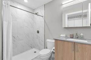 Ένα μπάνιο στο Luxe Studio with City Views - Near Fishtown +20 φωτογραφίες