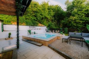 萨拉热窝Panorama Villa House Sarajevo- Jacuzzi, Bazen & Pogled na Grad 1的庭院内带热水浴池