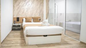 une chambre avec deux lits et une baignoire dans l'établissement Casa Brava, à Alicante