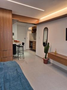 a bedroom with a bed and a dining room at Guaraloft DUBAI Centro de Guarapari in Guarapari