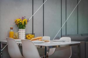 Χώρος καθιστικού στο Apartament Green Plant - 1 lub 2 oddzielne sypialnie, taras 30m2, garaż podziemny, FV vat, Targi, klima, dostęp 24h +29 φωτογραφίες