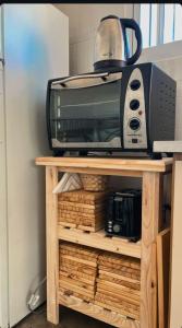 a toaster oven sitting on top of a table at Quinta los Lopez in Azul