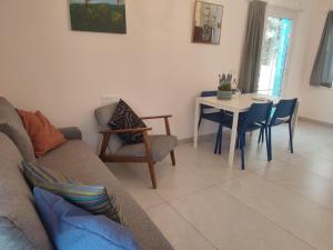 A seating area at החן בירוק