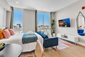 Χώρος καθιστικού στο Scenic City Studio - Walkable - Smart TV