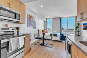 Η κουζίνα ή μικρή κουζίνα στο Scenic City Studio - Walkable - Smart TV