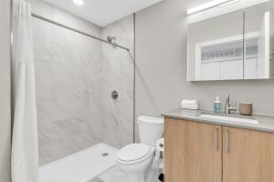 Ένα μπάνιο στο Scenic City Studio - Walkable - Smart TV +13 φωτογραφίες