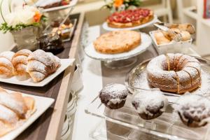 obudowa z różnymi wypiekami i deserami na talerzach w obiekcie Ferrara Rooms w mieście Ferrara