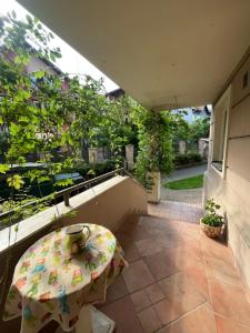 einen kleinen Balkon mit einem Tisch auf einer Terrasse in der Unterkunft Daisy in Užice