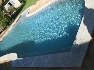 an overhead view of a pool of water at Maison Tifaloc in Montélimar