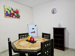 a dining room table with chairs and a table with fruit on it at Sensity home Departamento 2 Hogareño y confortable in Tehuacán