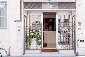sklep z otwartymi drzwiami na ulicy w obiekcie Ferrara Rooms w mieście Ferrara