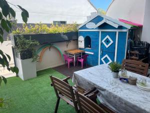 Vonkajšia záhrada v ubytovaní PLAYA ALMARDA,PISCINA,2 TERRAZAS,WIFI,PARKING,BBQ,TRANQUILo