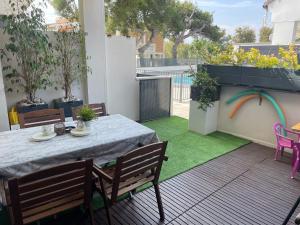 Bazén v ubytovaní PLAYA ALMARDA,PISCINA,2 TERRAZAS,WIFI,PARKING,BBQ,TRANQUILo alebo v jeho blízkosti