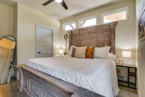 Postel nebo postele na pokoji v ubytování Recently Built Cabin with Pavilion in Granbury!