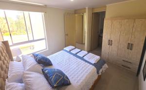 a bedroom with a bed with pillows and a window at Apartamento Premium frente a Universidad San Marcos para 4 pers en lima in Lima