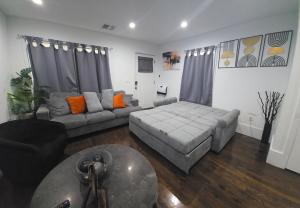 una sala de estar con un sofá y una mesa en Brand New 4BR House 20Min Downtown Boston, en Boston