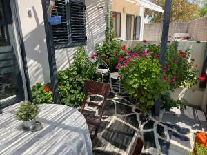 Vonkajšia záhrada v ubytovaní PLAYA ALMARDA,PISCINA,2 TERRAZAS,WIFI,PARKING,BBQ,TRANQUILo
