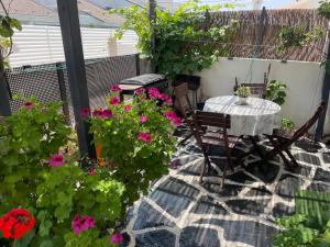 Vonkajšia záhrada v ubytovaní PLAYA ALMARDA,PISCINA,2 TERRAZAS,WIFI,PARKING,BBQ,TRANQUILo