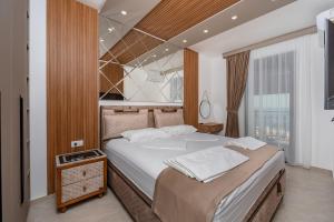 Un dormitorio con una cama grande y una ventana grande en Wave Apartments - Dobra Voda, en Bar 66 fotos más