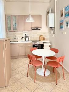 布达佩斯Churri Downtown - with Garage的厨房配有桌子、两把椅子和一张桌子