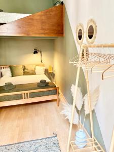 布达佩斯Churri Downtown - with Garage的一间带双层床的卧室和一个阁楼