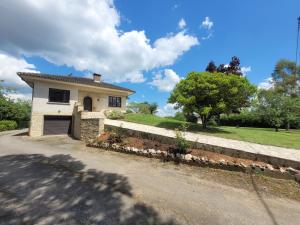 a house with a retaining wall next to a driveway at Villa Clair Soleil au cœur de la Toscane Occitane in Lisle-sur-Tarn