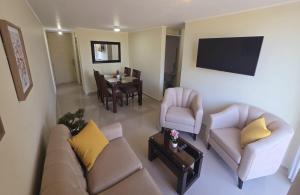 a living room with a couch and chairs and a table at Apartamento Premium frente a Universidad San Marcos para 4 pers en lima in Lima