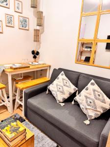 マニラにあるCondo in Greater Lagro Trees Residences 2のソファとテーブルのあるリビングルーム