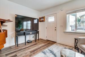 sala de estar con TV y escritorio en Convenient Los Angeles Retreat about 1 Mi to Downtown!, en Los Ángeles